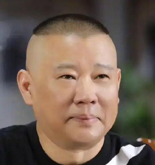 郭德纲争议再升级！
武汉文旅局的六十四万罚款刚落地，解放军官方评论平台紧跟着就发声强调，轻飘飘几句话，直接把这个事件性质定的死死的。
说到底，艺人也好，普通人也好，本事再大名气再高，都得守好自己的底线。 ​