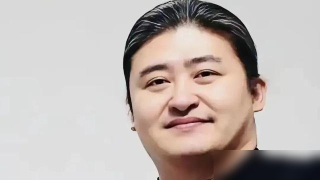 27岁那年，蒋欣试完戏，直接对郑晓龙说：导演，我想试试华妃。郑晓龙一愣，这姑娘哪来的胆子？
当时所有人都觉得她只配演个温婉的角色。她偏不。试了一段戏，眼里的狠劲、骨子里的跋扈，全出来了。郑晓龙当场拍板：就是她了。
后来《甄嬛传》播出，华妃成了多少人的意难平。那句“贱人就是矫情”，至今没人能超越。