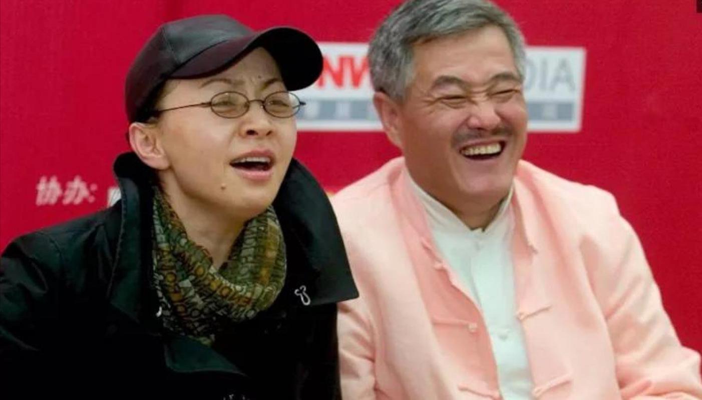 真相终于大白！逼赵本山含泪退出春晚的，根本不是哈文、也不是宋丹丹
    
春晚舞台陪伴几代人过年的喜剧泰斗赵本山，突然在巅峰期悄然隐退。十几年时间转瞬即逝，关于他退出春晚的真正原因，网络传言众说纷纭。
 
太多人习惯性把矛头指向他人。不少声音笃定春晚导演