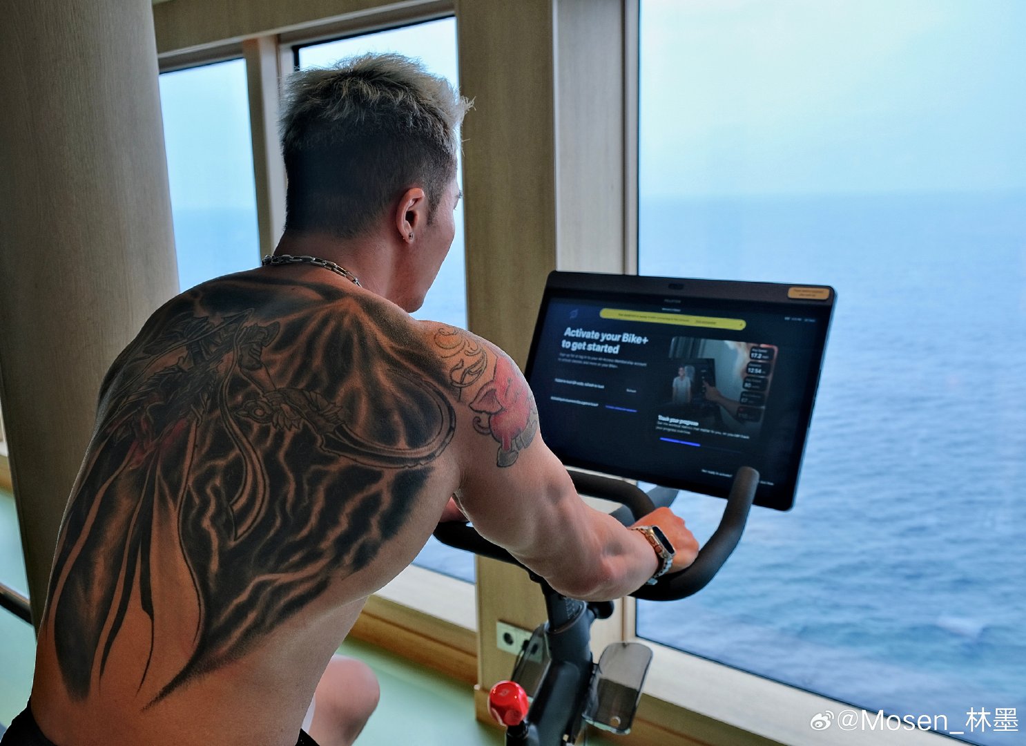 迪士尼邮轮海上健身房｜海上力量空间实拍

来迪士尼探险号邮轮，大部分人都沉浸在童话玩乐里。很少有人留意，船上藏着一间面朝大海的海上健身房。带大家沉浸式逛一圈，看看迪士尼的健身房到底长什么样。🏋🏻‍♂️🏋🏻‍♂️🏋🏻‍♂️又大又好看，器械也齐全（该有的都有）
度假不代表暂停训练，只是换一处场地维持状态。
窗外就是无垠海面，在邮轮上完成力量训练，
这份海上撸铁的独特体验，普通健身房很难体会。
有去迪士尼邮轮的小伙伴一定要去体验一下这个独特的海上健身房哦💪🏻💪🏻💪🏻
#健身[超话]##练就有效##肌不可失# #迪士尼#