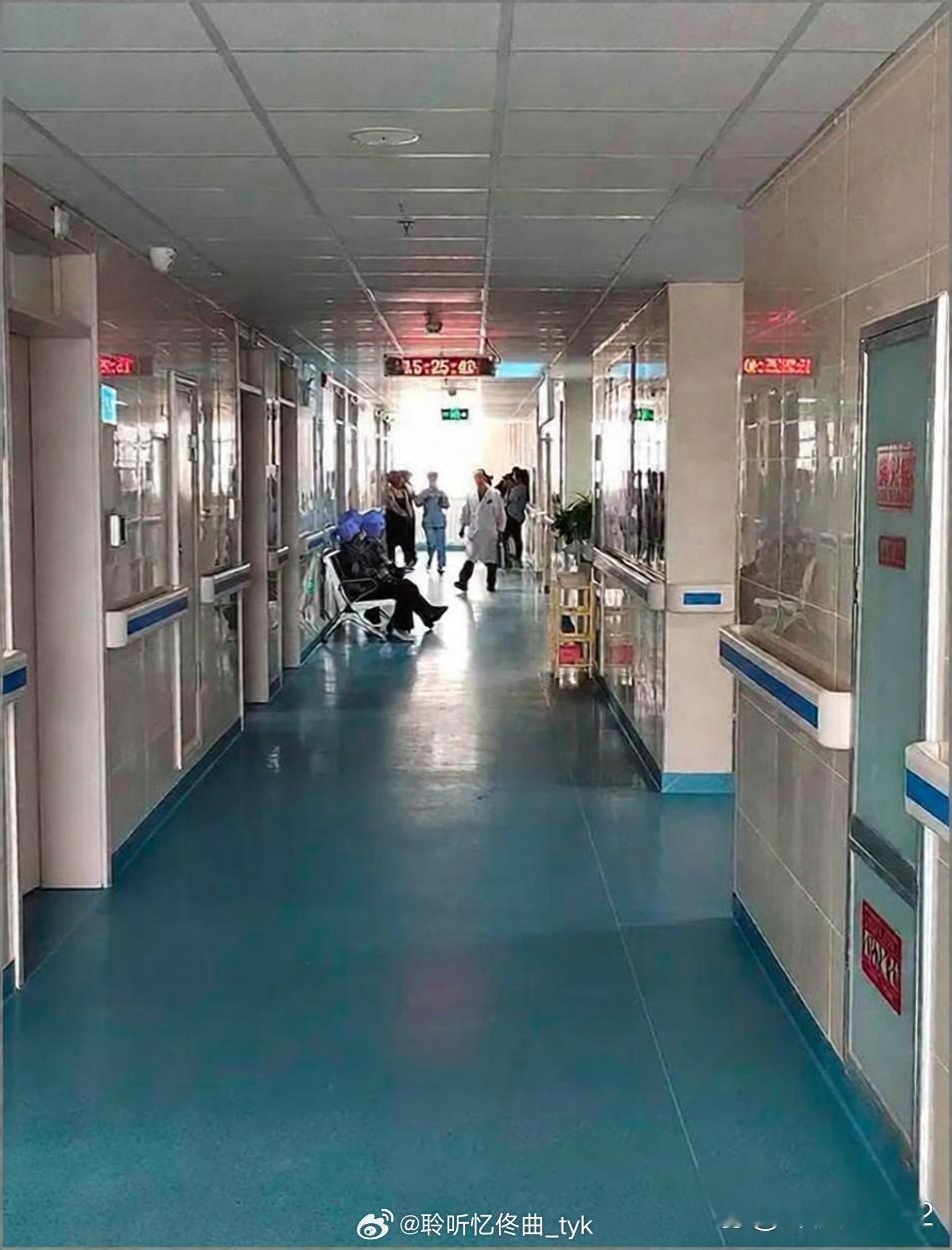 医院里的潜规则没人说，但是都在用。
第一条：手术要选副主任，别死磕主任。
第二条：医院里的药确实比外面药店要便宜，千万别犯傻。
第三条：别托关系找院长、科主任看病，费力不讨好。
第四条：在医生面前保持平常心，别太热情也别太难缠。
第五条：红包不影响手术成功率，别自作聪明。
第六条：别小 ​