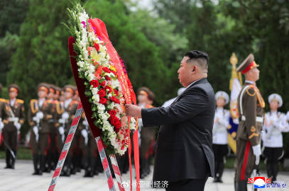 【金正恩向中国人民志愿军烈士陵园献花<span class="url-...