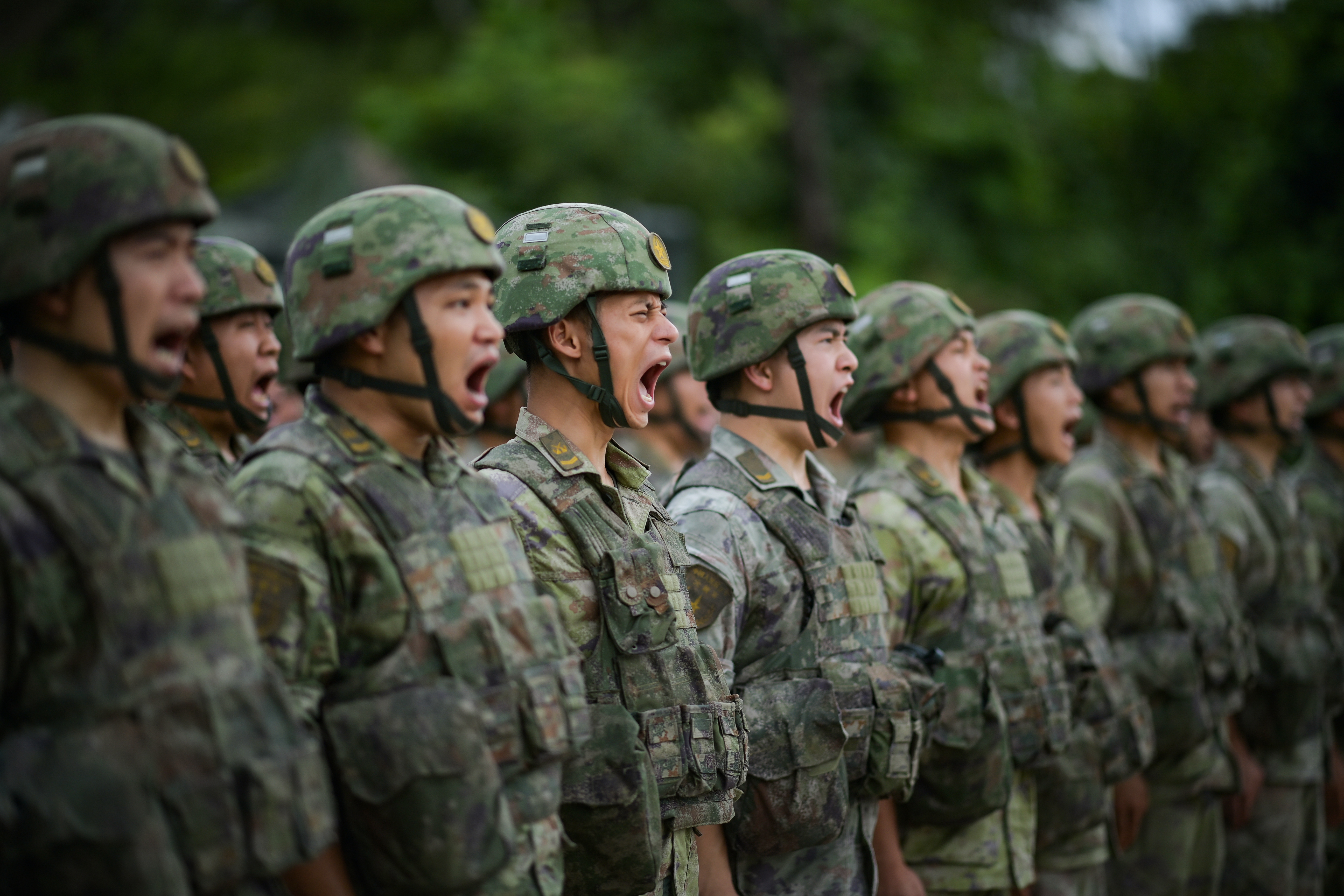 【人物 | 这名能文能武的政治干部，给我们带来怎样的思考？】
一些人对政治干部有固有认知：主抓思想、善做政工，未必精通打仗、深谙指挥。但张武松用行动打破了这种刻板偏见。

去年底，火箭军某部旅团主官考核现场。考官们注意到一个细节：一名大校军官时而趴在军事地图上不停圈画，时而转身快速敲击 ​