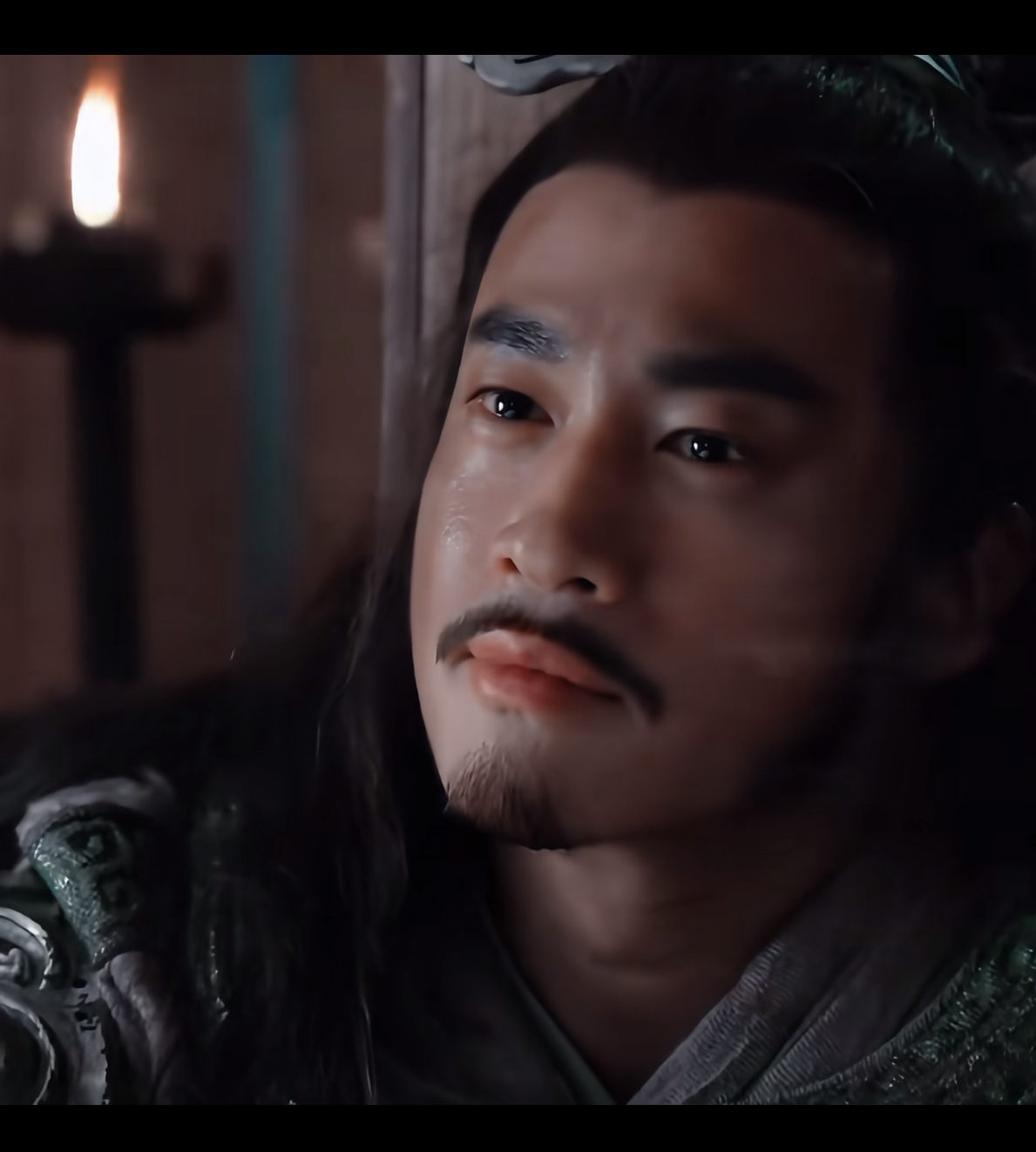 不接受反驳，项羽不是完美的帝王，却绝对是极致的英雄。

世人总说楚霸王刚愎自用，有勇无谋。

可只有真正看懂《楚汉传奇》里何润东演的项羽，才懂他冰冷铠甲之下，那颗藏了一辈子的柔软孤独的心。

他不屑阴谋诡计，不屑背后捅刀。

他这一生所求，从来都是光明正大的胜负、坦坦荡荡的输赢。

这份乱世里极其难