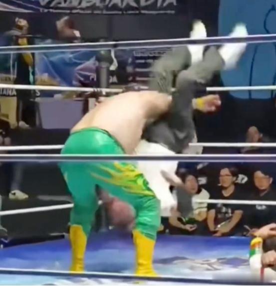 #墨西哥摔角手赛场上摔死75岁裁判#打桩式摔法（piledriver）杀伤力巨大，是在这种赛事里明令禁止的危险动作，这名选手却用在了75岁裁判身上。

现场有观众还有直播，涉事选手相当于现场直播杀人全过程，目前确实以过失杀人相关罪名调查，但这比杀人性质更恶劣。

涉事选手艺名：El Hijo de Fishman（渔 ​