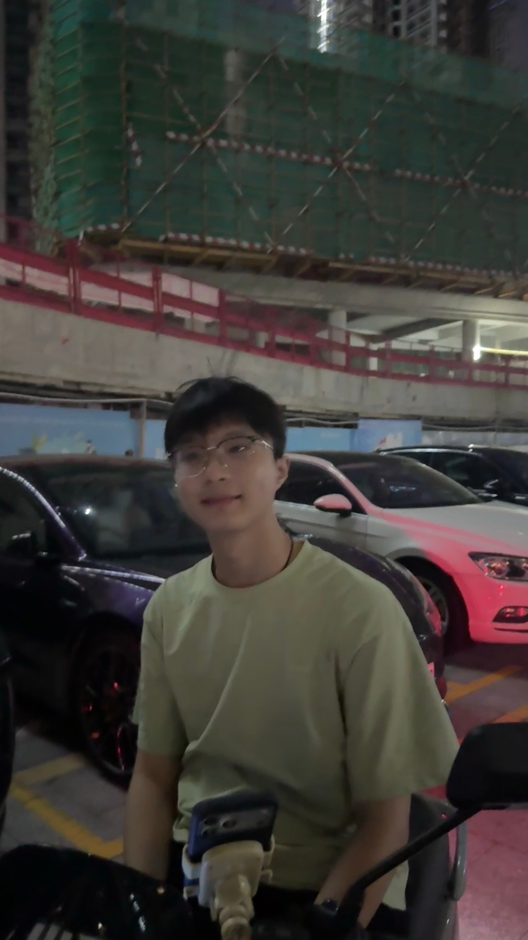 上周六陈远朋下班我俩去吃烤肉
刚坐下我就开始看手机了 好像再回客户信息吧
然后陈远朋就一个人去核销券搞调料搞配菜
弄完回来甚至还给我戴上了一次性围裙
等我反应过来我已经可以开始吃了
出去住的时候 
点了个外卖陈远朋睡着了
不忍心叫醒他 我都拿好衣服准备一会机器人上来我穿上衣服自己去拿
结果 ​