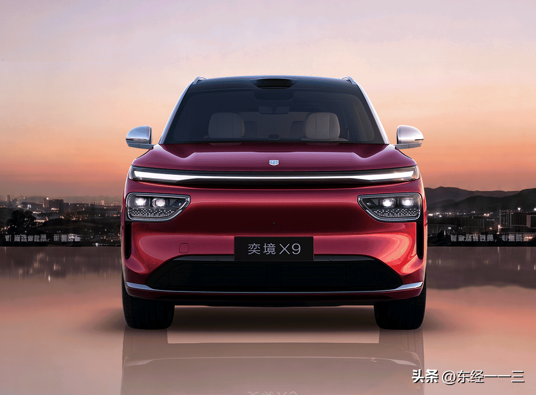 天上东风快递，地上东风汽车。2026成都国际车展上，东风汽车携多品牌车型集体亮相。东风奕境X9搭载华为乾崑智驾；猛士X700全球首发，兼顾越野与家用；岚图带来追光S、梦想家等高端车型；奕派、纳米、风神多款新能源车型覆盖不同价位；标致、雪铁龙也展出凡尔赛、天逸等经典法系车，展现国产汽车多元创新的风貌。