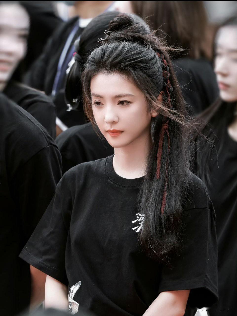 李云霄首部女主剧《河东小镖师》开机了，真的是狠狠的期待住了。男主就是郑业成，也可是有着好几年、十几年的京剧功底，两个人的身段、光环真的是太大了。这大哥大就是让两个人演男女主的，要颜值有颜值，要气质有气质，而且戏剧功底都不输，狠狠期待住。
从曝光的路透来看，李云霄应该是往女侠路线走的，非常的英姿飒爽。