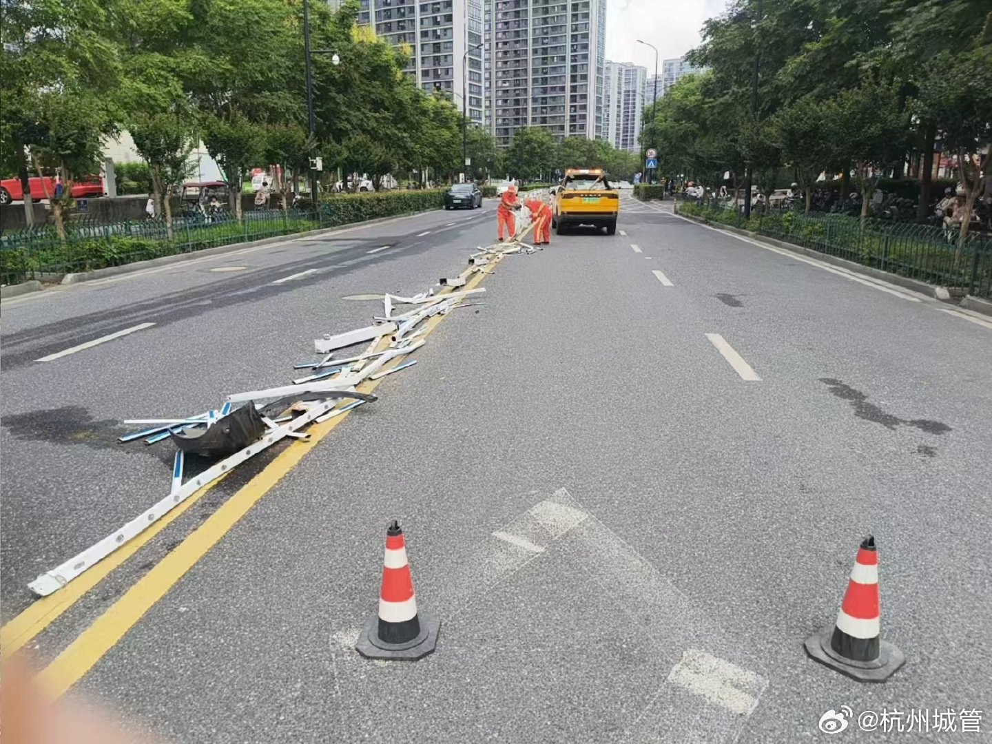 #浙就很杭州#【“接警即动”高效清障除险筑牢道路通行安全屏障】近日，湘西路与经三路交叉口突发交通事故，护栏破损、大量碎片散落路面。接110联动警情指令后，萧山区综合行政执法局保洁人员第一时间到达现场，设置警示做好防护，引导人车有序避让，快速清扫散落碎片、清运破损护栏构件，彻底清理所有 ​