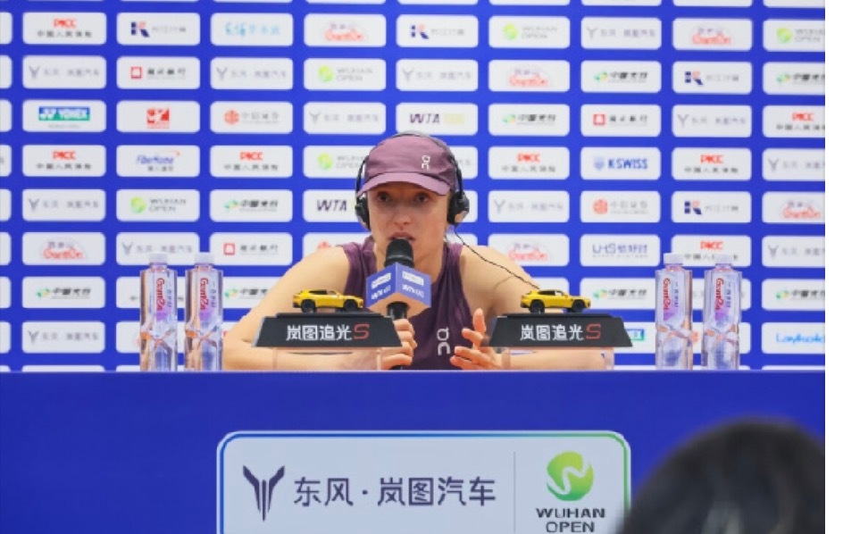 斯瓦泰克：不会过多期待年终总决赛
斯瓦泰克：不会过多期待年终总决赛武汉女单半决赛斯瓦泰克 受到伤势困扰，最终不敌同胞赫瓦林斯卡，遗憾止步。
谈大腿伤势“我把腿缠上胶带就只是这样一个保护的方法，从本届赛事一开始，我可能就会有些感觉不太对劲，我一旦跳起来就感觉到疼，我每天都只是尽量去支 ​