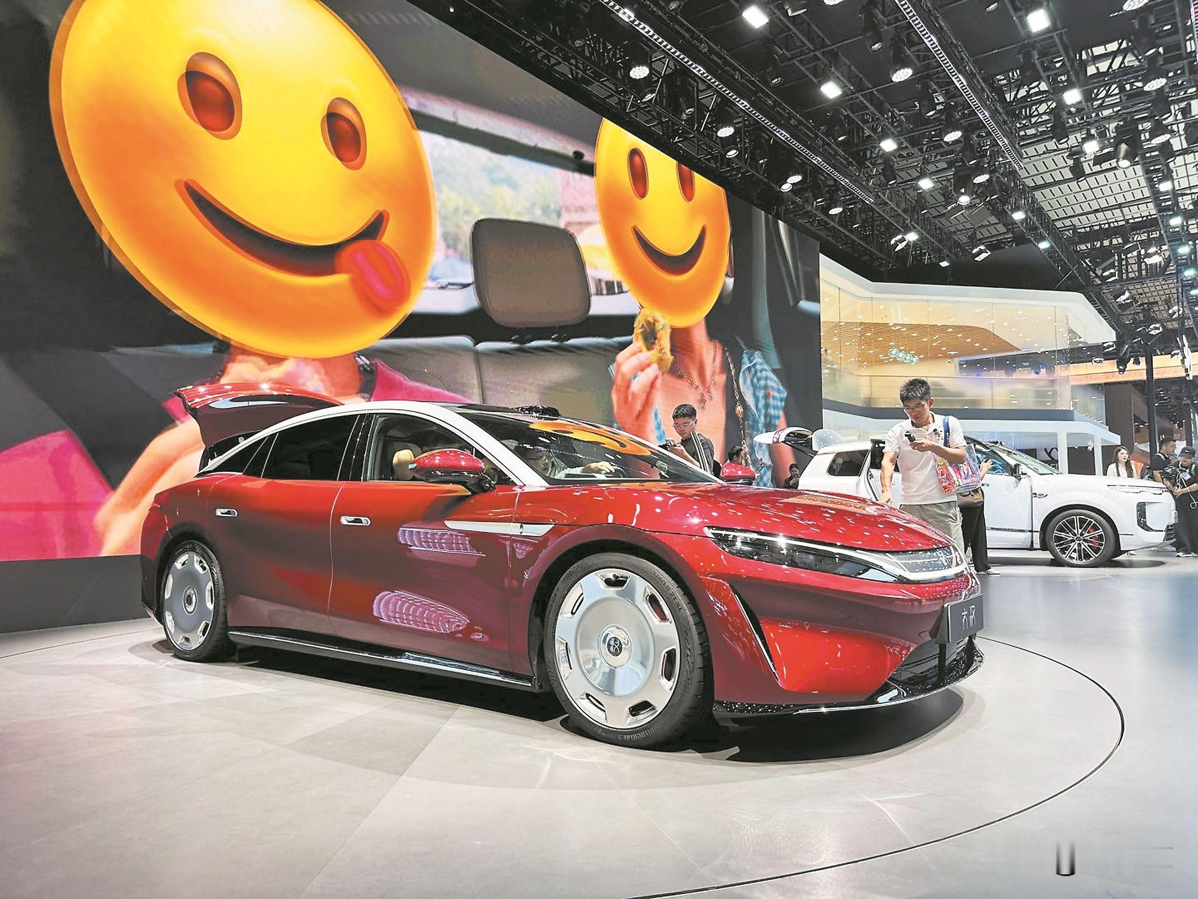 2026成都国际车展，重磅新车扎堆推出，今天看一下比亚迪大汉。
 比亚迪大汉
定位：国产大型豪华轿车，对标奔驰S级、宝马7系，兼顾商务与家用 
尺寸：5256×1999×1510mm，轴距3130mm，车身宽大，后排空间十分宽裕 
动力：提供DM‑i插混、纯电两套动力
插混