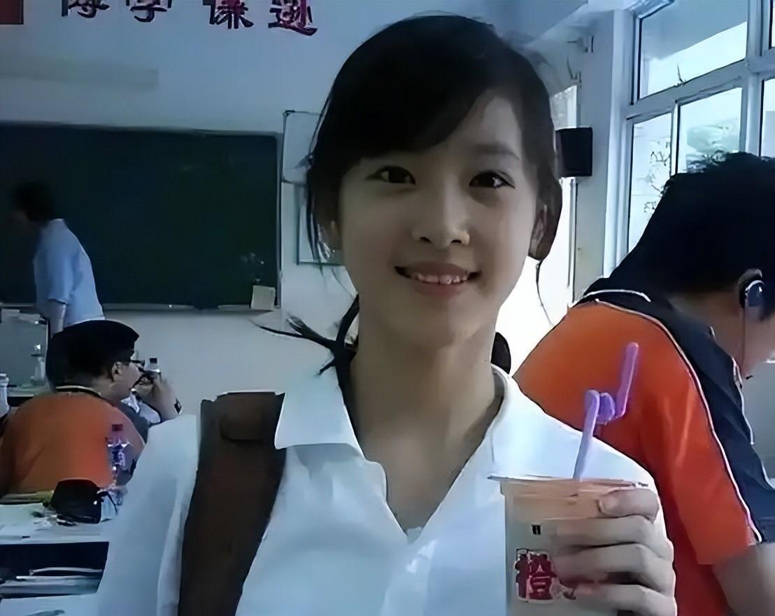 估计连刘强东也没料到，如今三十二岁的妻子章泽天，在何超琼的提携支持下，竟然能够迎来人生的新巅峰。
章泽天第一次见到何超琼，是在刘嘉玲家里。
2023年，刘嘉玲组的局。人很多。
章泽天后来在播客里回忆那个场景，说在人多的场合里看何超琼，是“大姐大的气场”。
但私下里见到她，是很亲切的大姐姐，很温柔、很