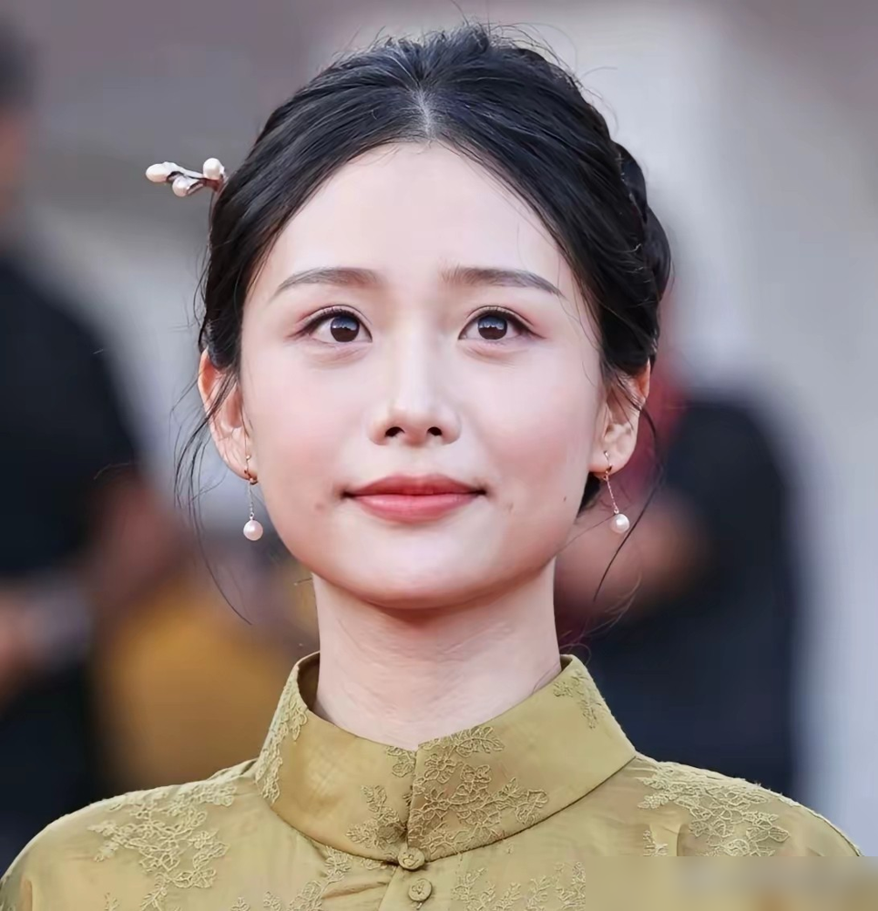 18亿票房，9.3分，转身就回汕头玩具厂画图去了。
王晓慧，演《给阿嬷的情书》那个，爆了。全网夸她一个眼神秒杀流水线演员。她呢？专访不接，商演全推，回去接着画插画。说自己没演技，就是角色贴脸。
结果这两天，人静悄悄出现在威尼斯红毯，央视秋晚也上了。再一看，账号认证改成了演员。
当初说坚决不进圈