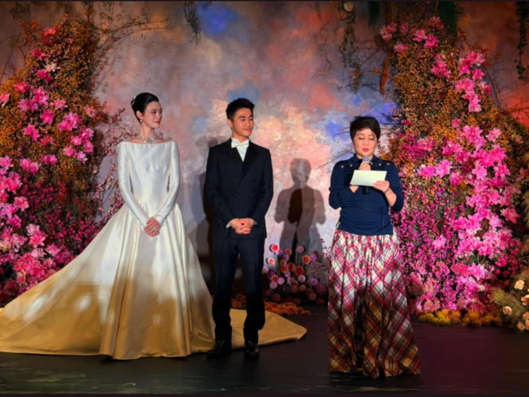 同样都是长辈，在对待子女的婚事上，看看四太梁安琪，再看看三太陈婉珍，还真是一个天上一个地下。

我们都天真的以为，何猷君对奚梦瑶说补办婚礼只是一个美丽的大饼，毕竟孩子都生下了两个。

就算真的补办，最多也只是一家人坐在一起吃餐饭，送一个拿得出手的礼物。

实际上，这只是我们的一厢情愿。

俗话都说7