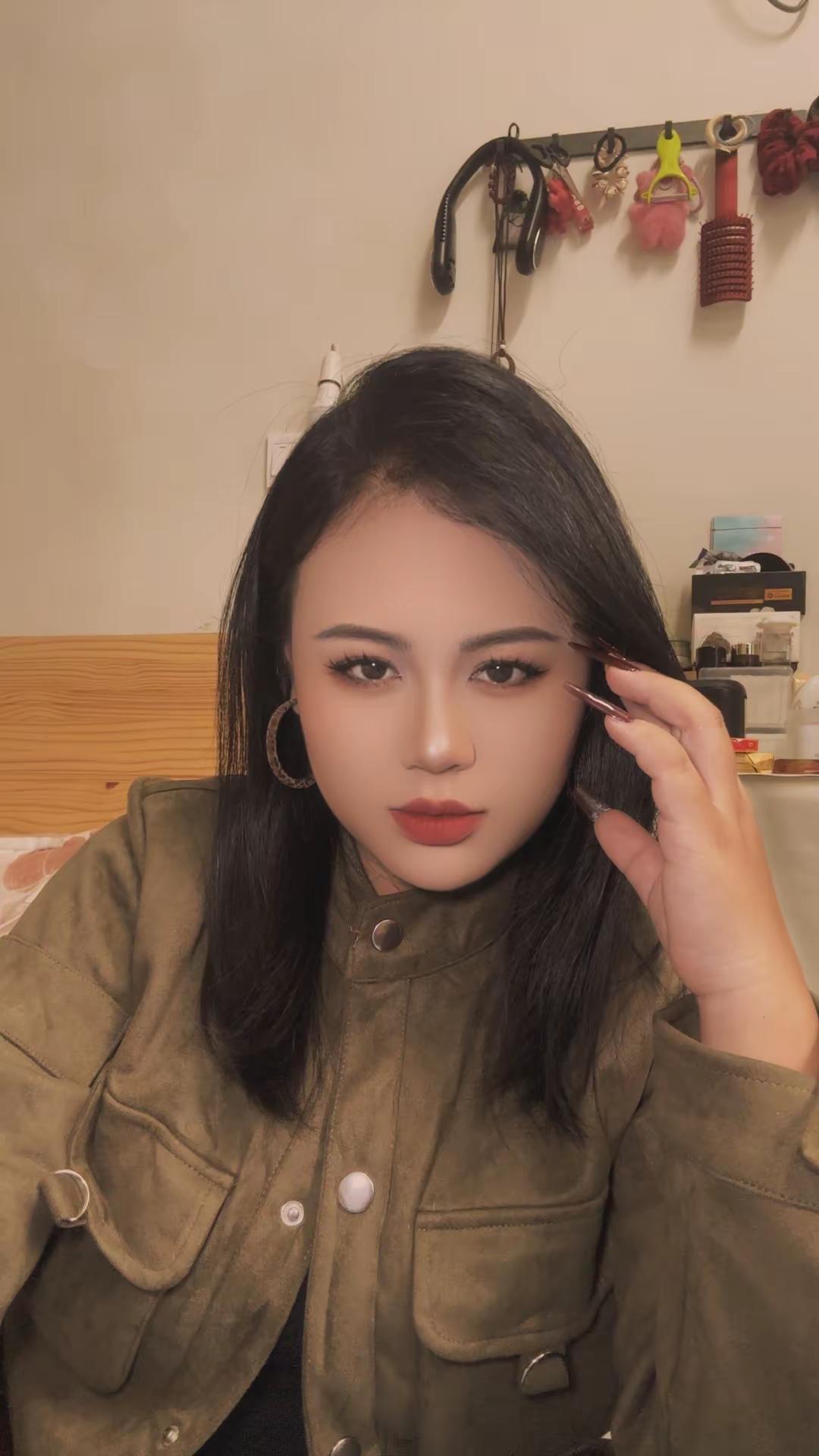 当你把人性看透  你就会喜欢独处  不愿意掺合无效社交  更不会讨好任何人