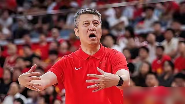 赢了46分，对面竟只过来1个人握手，巴林队教练组脸都黑了。你以为是咱们打得不干净？恰恰相反。
他们场上带着4个归化，其中一个还是CBA老熟人桑普森，结果被咱们的内线绞杀到怀疑人生。余嘉豪和胡金秋轮流上课，直接把桑普森防出5个失误，让他一个人在场上又当爹又当妈。
这帮归化球员单拎出来看着挺唬人，可