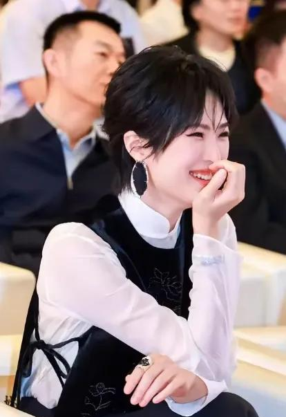 姚安娜的选角玄学就一句话：别跟自己的DNA较劲！
《猎冰》里她演缉毒女警，持枪奔跑被网友嘲“吃鸡式演技”，豆瓣短评区满屏“AI做操”。到了《去有风的地方》演小卖部老板的女儿，戏份少得可怜，反而有人开始说“还行”。再到《老舅》里客串美容院老板娘，翘着手指头数钱，漫不经心甩出一句“我家也不差钱，干这个就