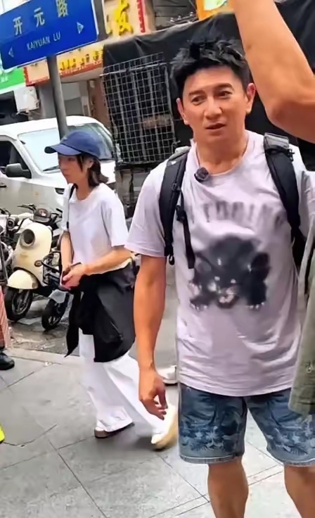 为什么现在吴奇隆很少拍戏了，
其实原因很简单，
不是因为没人敢请他，而是他早已经不需要通过演戏挣钱了。

了解吴奇隆过往经历的人都知道，他早就不再只依靠片酬过日子。早些年辛苦拍戏还清债务之后，他就把目光投向影视行业创业，创办稻草熊娱乐并且成功上市，手里掌握不少影视IP。相比拍戏，做项目投资、影视出品