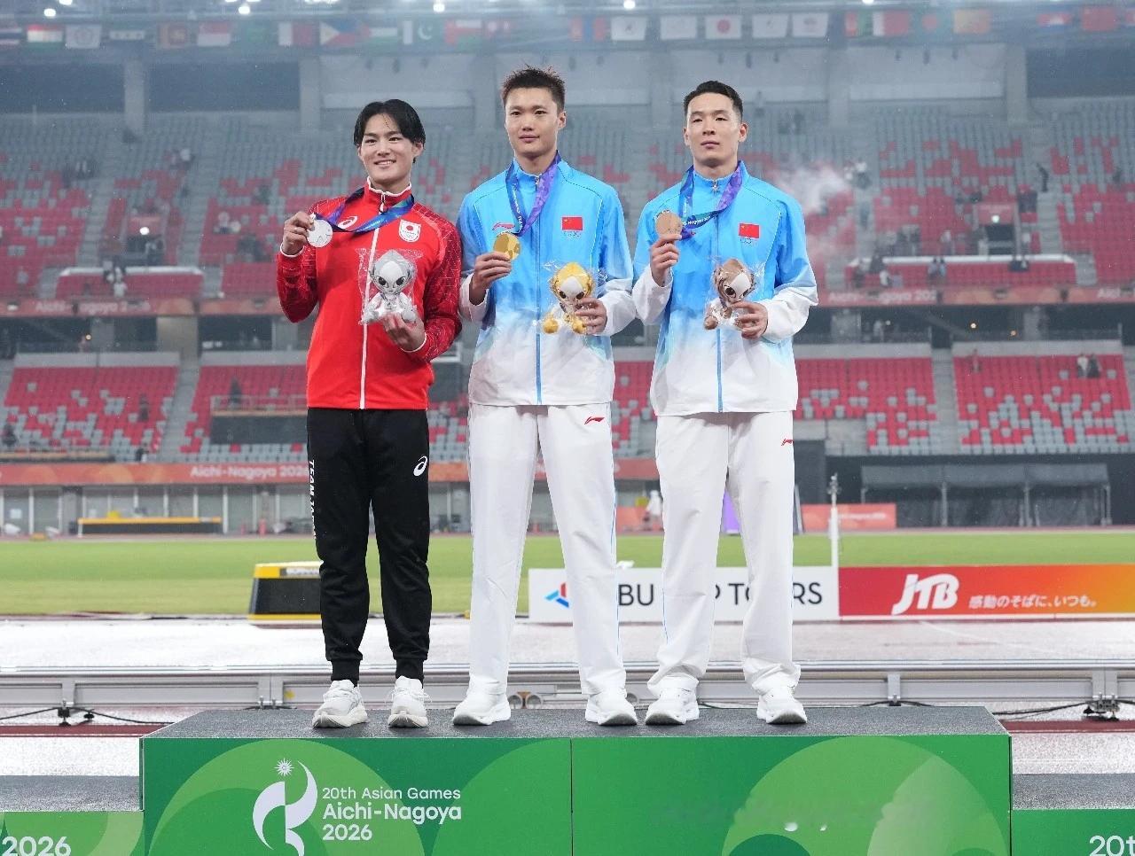而之前的亚运会纪录是在36年前，北京亚运会上的17米31。
尘封了36年的纪录被破了，27岁的中国选手粟文一战“封神”。队友马英龙获得铜牌。
祝贺祝贺！