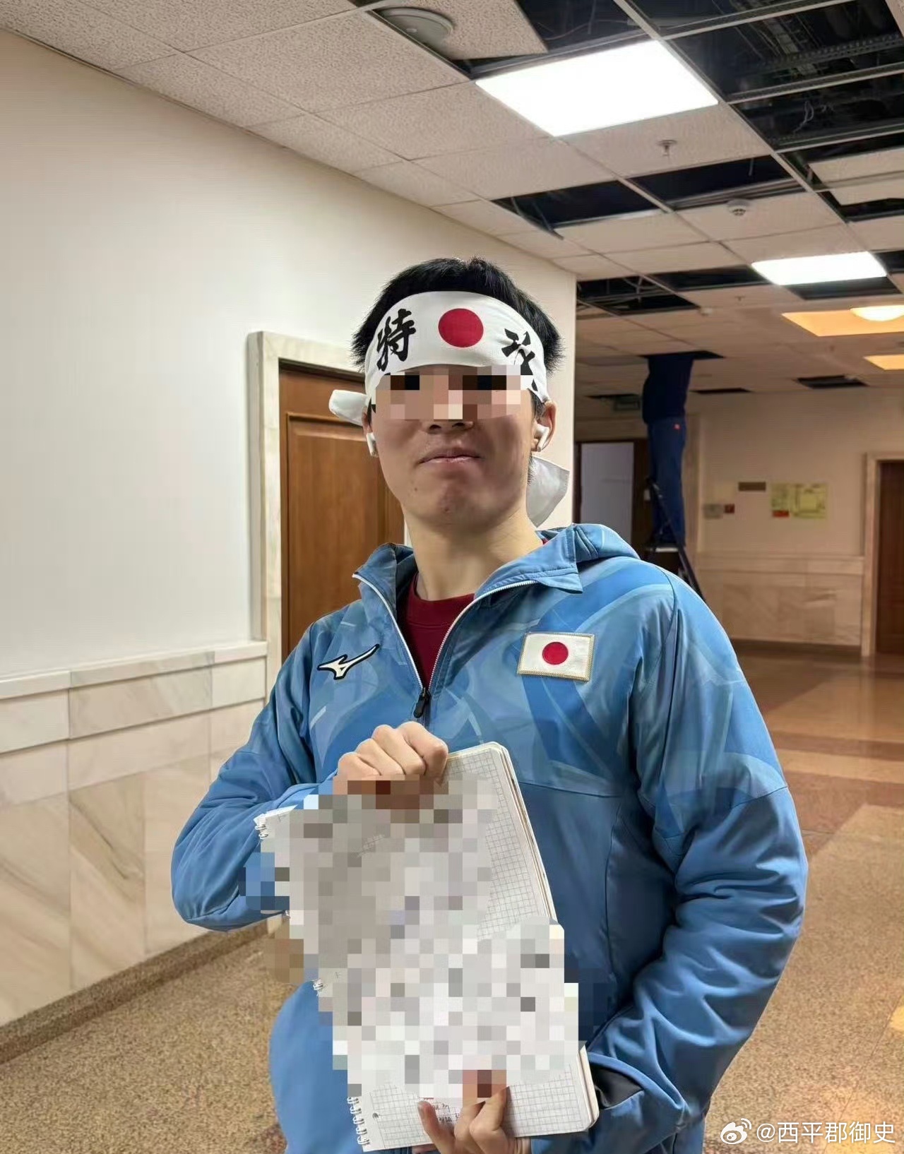 #校方通报中国留学生课上披旭日旗#真不敢相信，它作为一个中国人，怎么能做出这样无耻的事来，这不就是妥妥的汉奸一个嘛。

尤其作为一个历史系的学生，还是南京人，他不可能不了解旭日旗的意义。你看看他那一脸骄傲的样子，不以为耻反以为荣，真是丢了中国人的脸，愧对他的祖宗。

他的种种举动表明， ​