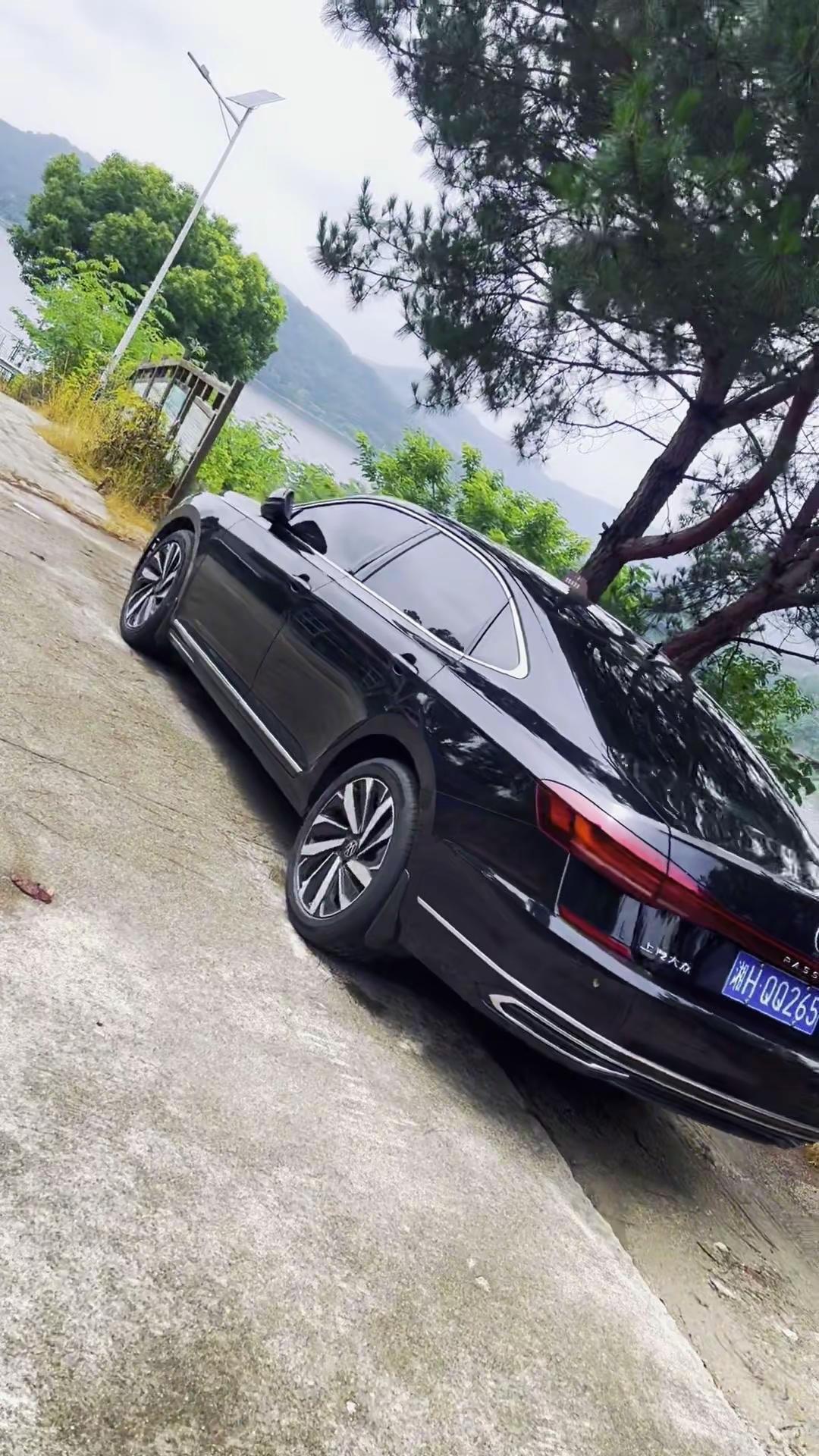 我的帕萨特25款帅炸了。💥谁的车这么帅？当然是我的帕萨特25款！刚提车就忍不住炫耀一下，外观设计真的长在我的审美点上。车身线条流畅，前脸大气又不失精致感，开出去感觉整个人都自信了不少。内饰质感也很惊喜，用料扎实，细节处理得很到位。中控屏幕清晰，操作便捷，科技感满满。座椅舒服，空间宽敞，不管是日常通