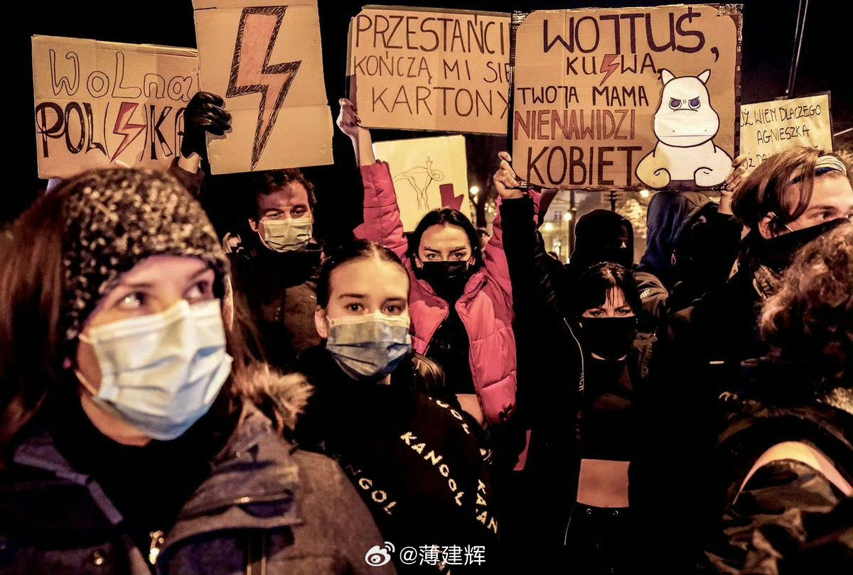 继法国之后，#波兰爆发大规模抗议活动#。欧盟成立也没有多少年吧？整个欧元区因为所谓的高物价与福利保障缩水之后，多国发生内乱。明眼看是民众对政府的怨恨，咋感觉背后有漂亮国在作祟呢？是谁在源源不断提供相关施暴器材？是谁在背后组织攒动？这事儿弄不好会把欧盟整解体吧？[思考] ​