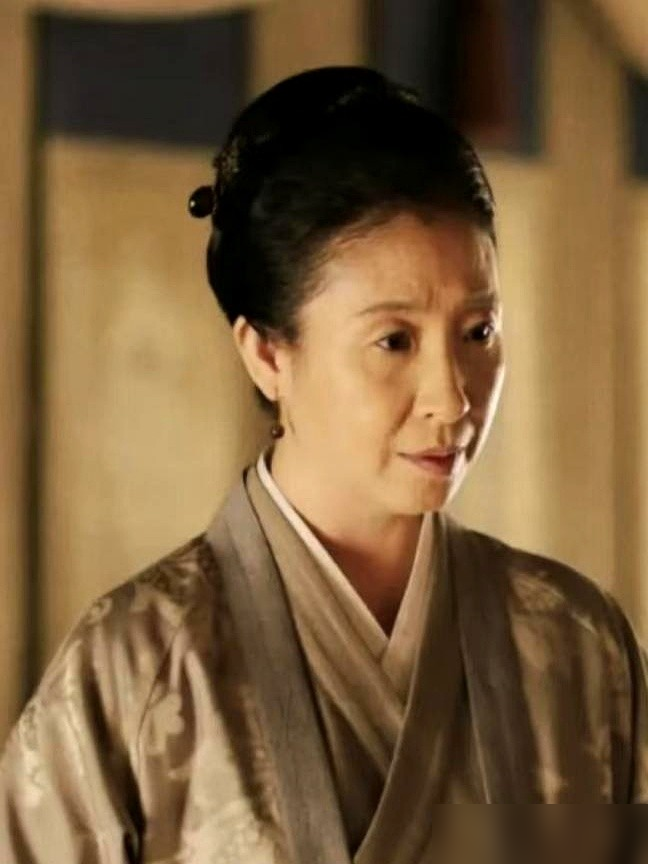 从《征服》里孙红雷的前妻，混到给大娘子当陪嫁，红花这三十年就死磕一件事：演嬷嬷。
《知否》里那个刘妈妈，窝囊，心细，忠心到让人心疼。后来《都挺好》里演苏明玉舅妈，贪财蛮横，弹幕骂声一片。再到《兰香如故》的吴蒜儿，天天为九皋的婚事急得转圈。
结果你猜怎么着？儿子立功封爵，她一个下人，直接脱了奴籍。