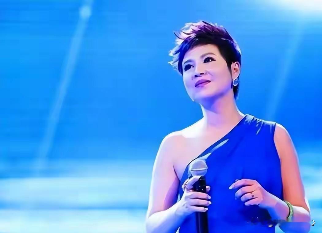 曾红遍大江南北的乐坛天后杭天琪，22岁登顶事业巅峰，九次站上春晚舞台，却在人生高光时遭遇婚姻破裂、外籍男友诈骗，千万身家一夜清零，40岁顶着全网争议嫁给小13岁男友，如今活成所有人羡慕的模样。
 
杭天琪从小自带超强音乐天赋，十七岁顺利考入北京师范学院音乐专业，系统学习声乐、钢琴、作曲，扎实的专业功