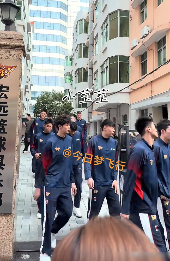 新赛季广东队主教练不叫杜锋了。
10月12日宏远酒店出征仪式，杜锋转总教练，塞尔维亚人亚科夫列维奇接帅位。老将周鹏回来继续穿11号，胡明轩徐杰崔永熙还在，外援萨姆纳手伤了没注册上，弗格跟阿祖布克人还没到队。
新帅话说得挺明白：尊重前任打下的底子，但要推自己的欧洲团队体系，一场一场拼，目标冲前四。