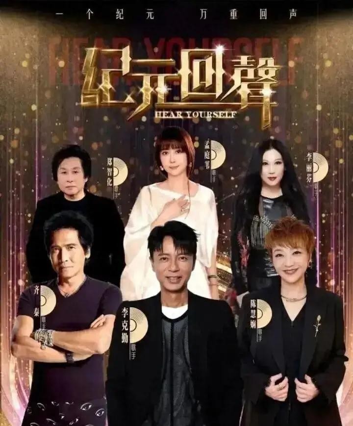 买票观众被导演拽上台，替迟到2小时的李克勤连唱近20首撑住3万人，事后两人拥抱十几秒，这救场到底靠运气还是本事
侯浪接到导演电话时正在吃饭，放下筷子先打车到会场附近，又跑了二百多米扫共享单车，到门口冲刺进场，后面工作人员追着喊。半小时后，他站上了三万人舞台，手机连调音台，音乐软件随机选曲，原计划唱半