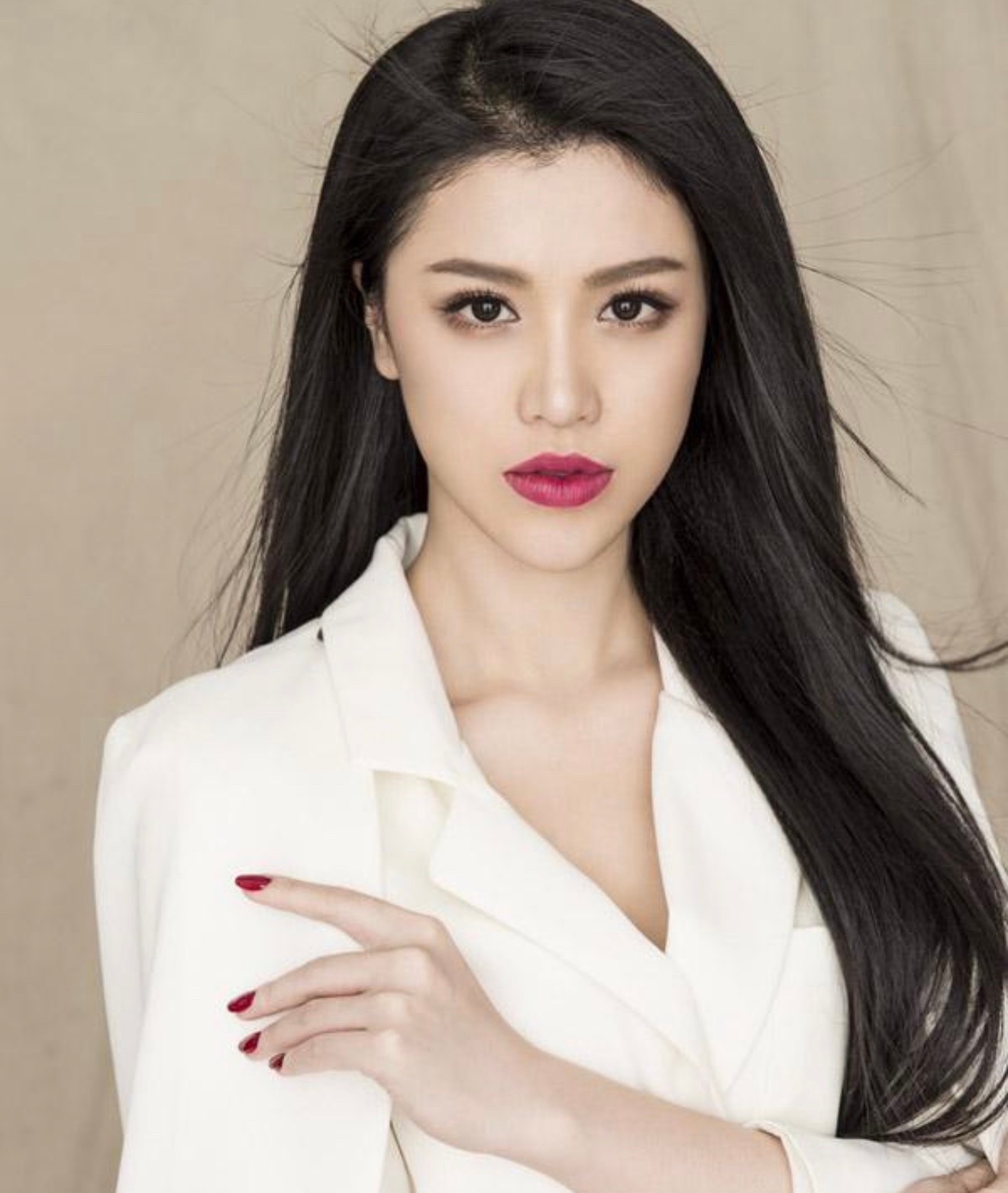 #刘翔前妻说现在喜欢有脑子有担当的男人#

葛天直播自嘲“智性恋”，说现在喜欢有脑子、有担当的男人，还庆幸当年没跟刘翔生孩子。

她的逻辑挺坦率：小时候运动不好，所以崇拜运动好的；现在觉得自己“没脑子”，所以开始喜欢聪明的。自嘲式发言，没什么毛病。还顺带否认了“假孕骗婚”“分走数亿财产 ​