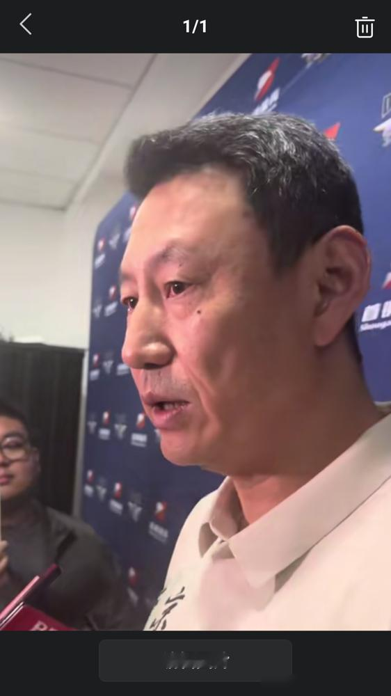 赵睿这个夏天瘦了20斤，李楠直接给他上了秤。每周一早上必须称，定死了近期和远期目标，达不到就加练体能。听着像管学生，其实是管职业寿命。体重压着膝盖，多一斤都是隐患。李楠说督促只是一半，另一半是赵睿自己真急了。减下来之后，跑动轻了，变向快了，攻防两端都有感觉。人最怕的不是没天赋，是明知道问题在哪，还舍