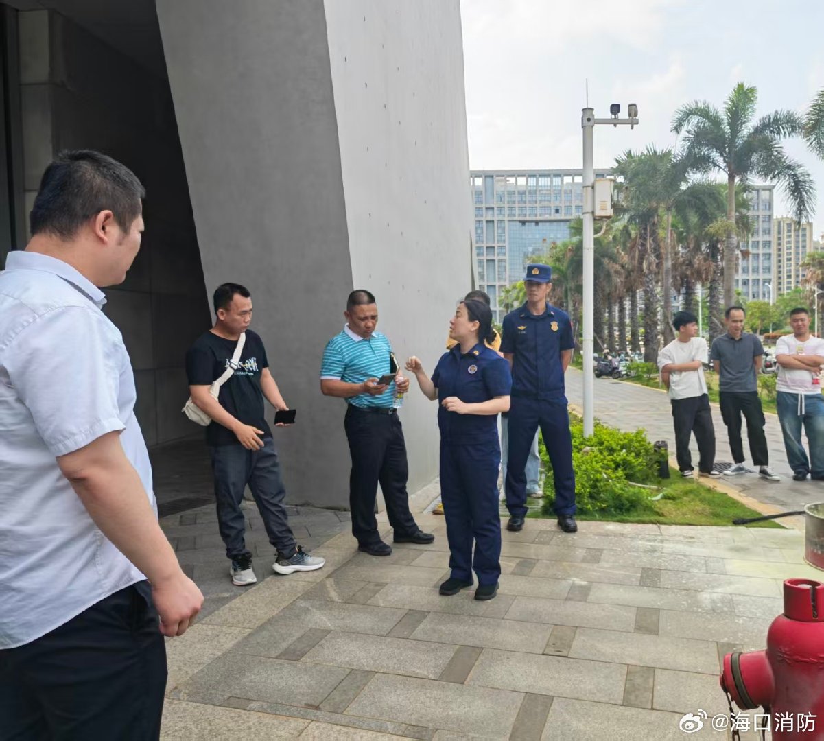8月28日下午，琼山区消防救援大队宣讲员走进省非遗博物馆，向员工及群众进行消防宣传“六必讲”，重点讲解灭火器使用、消火栓使用、初期火灾扑救等核心消防知识。为强化实操效果，消防宣讲员现场演示灭火器及消火栓正确操作流程，带领参训人员实操体验，帮助大家掌握基础灭火技能。 ​