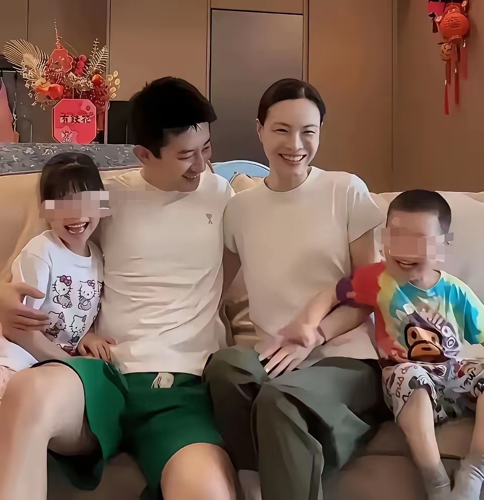 曾经的跳水女皇吴敏霞，手握多枚奥运金牌，拥有顶尖运动员的基因，可面对孩子的成长难题，她和普通父母一样满心焦虑。
 
女儿西西需要长期佩戴矫正器，若不坚持佩戴，未来还有做正颌手术的风险；四岁的儿子安安腺样体肥大，需要做全麻手术。即便是见惯大场面的吴敏霞，面对孩子的病情，内心也悬得老高。
 
为了照顾两