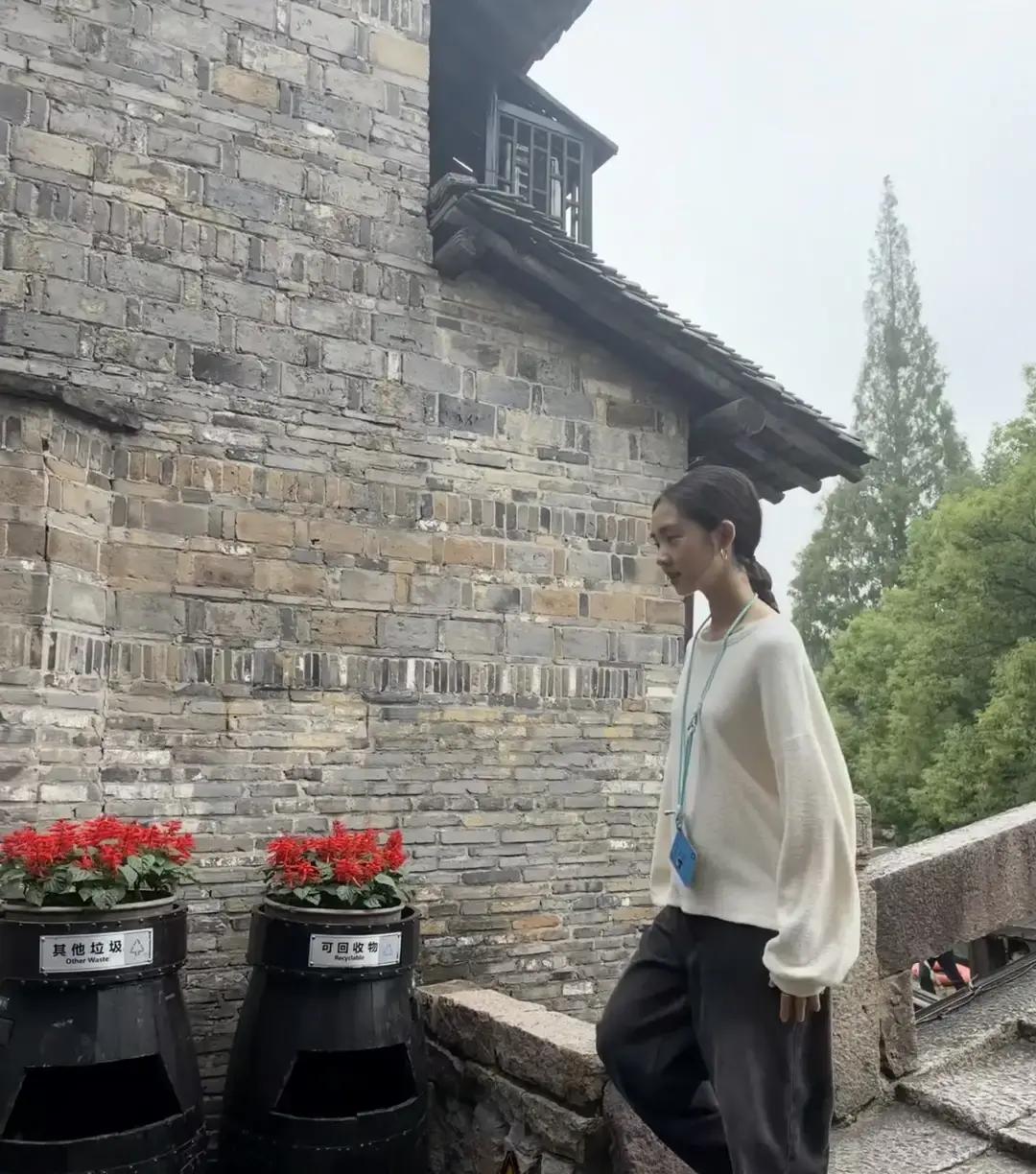 当年因为染个头发打个耳洞被全网指责的黄多多，一转眼都出落成这副模样了。
路人偶遇抓拍的一张同框照里，孙莉走在前面，黄多多跟在后头，冷不丁一看真让人晃神，母女俩简直像一个模子刻出来的。
遗传这东西确实霸道，黄多多身上那股沉静又带点清冷的文艺感，完全是复刻了年轻时的孙莉，站在人群里一眼就能扫到。