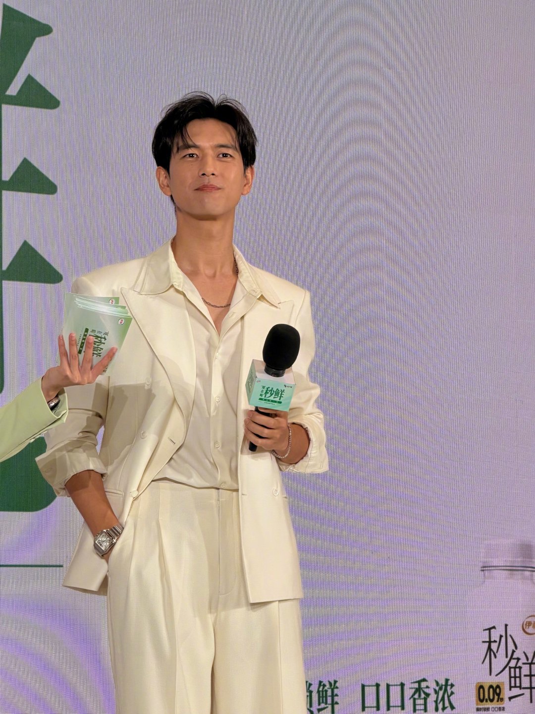 #李现回家宠粉# 奔赴家乡的见面永远最动人！重回武汉的李现状态真的太舒服了，从容松弛、温柔帅气，近距离和粉丝相处、真诚聊天，没有丝毫距离感，这种归乡后的纯粹与真诚真的格外戳人。 ​