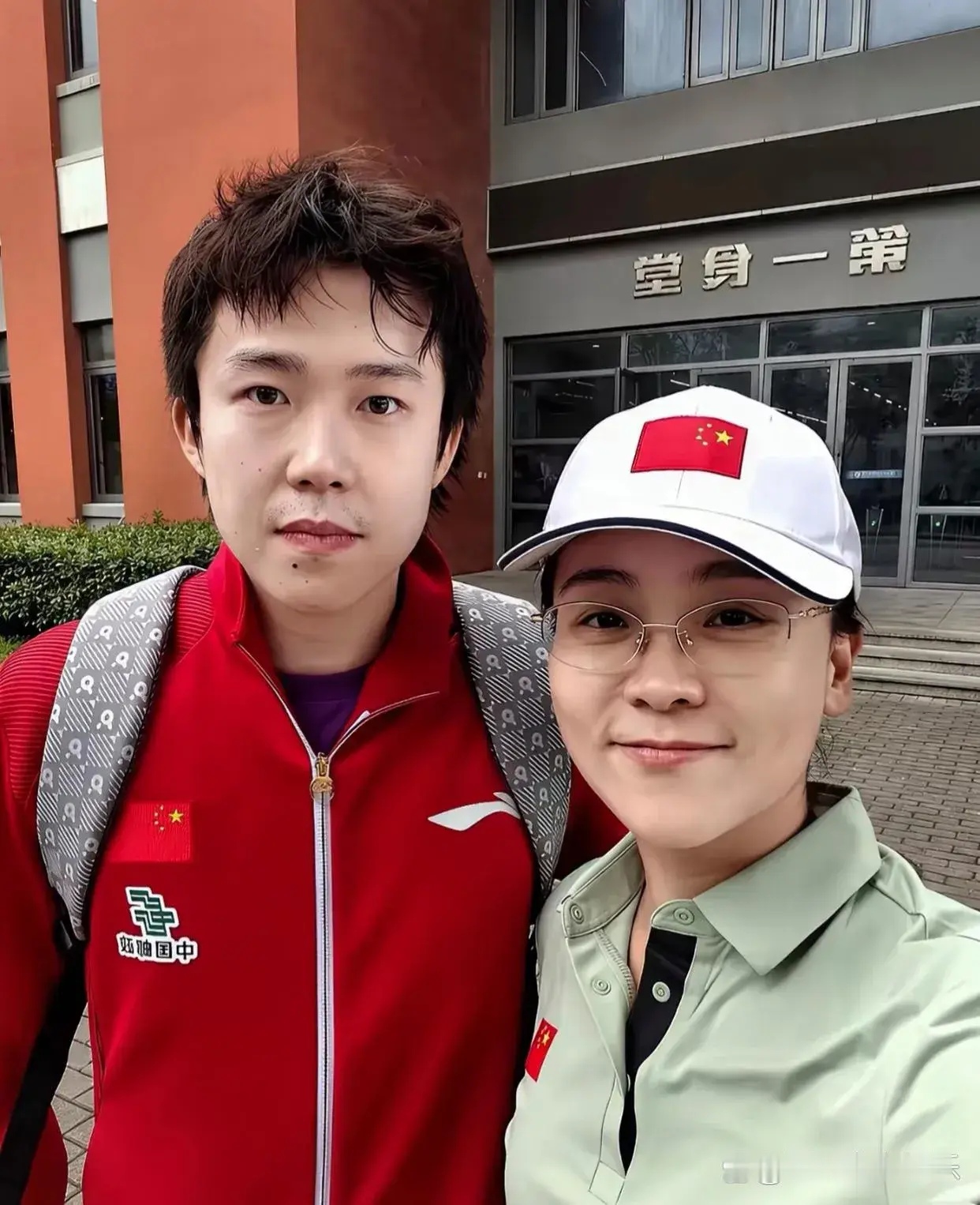 大变样！国乒崇明集训路透太惊喜🏓
王楚钦把蓬松卷发剪短，微微带卷的发尾清爽利落，帅气十足！
而，孙颖莎难得换上小裙子，圆圆的脸蛋还是奶萌模样！
照片里，和莎莎合影的小球迷站得笔直，憋着笑不敢放松，又激动又拘谨，太有意思了！