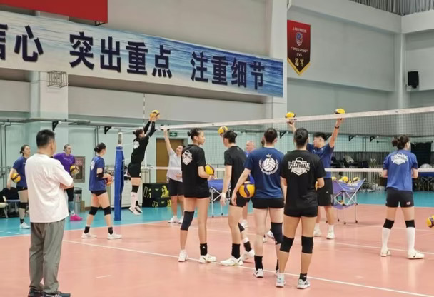 沃隆科娃抵达上海女排并参与合练