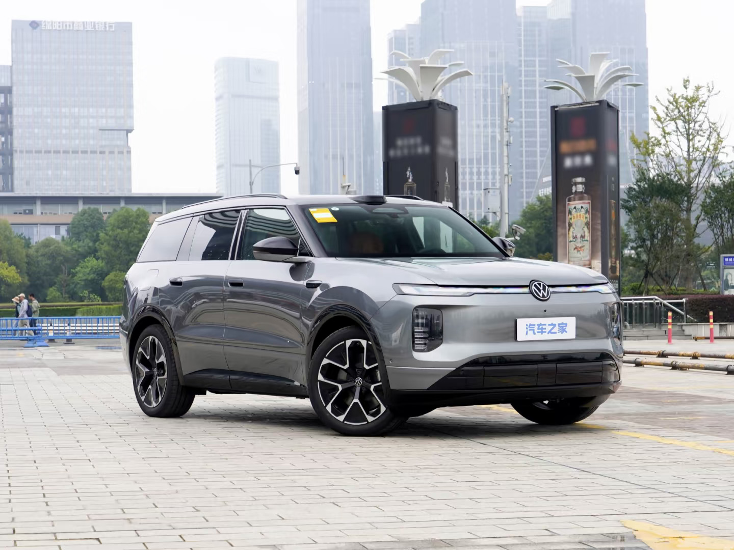 ID.ERA 8X，德系驾控旗舰大五座增程SUV，以“入门即满配”重新定义全能出行 。环宇光翼灯组搭配双峰腰线，姿态大气又富有运动张力。行云智能底盘经大众专业调校，可选双腔空悬与魔毯预瞄，驾控与舒适兼顾。800V高压平台+EA211黄金增程器，长续航版本续航无忧。搭载Momenta R7世界模型高阶智驾，云栖智舱空间宽敞、用料考究，兼顾家用温馨与科技质感，通勤、长途、自驾皆可从容胜任。#大众8X入门即满配
#德系驾控旗舰SUV
#李治廷喊你来试满配大众8X
#MomentaR7世界模型
#都市好搭子