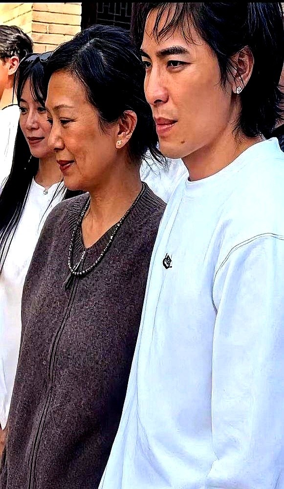 51岁的林有慧顶着白发皱纹在巴塞罗那吃个冰淇淋，评论区就酸成“妈带儿子”。

外人只盯着女方脸上的褶子，却忘了萧敬腾从一无所有到拿下金曲歌王，十几年全靠这位经纪人在前头挡风遮雨。男方抑郁症最严重、整宿合不上眼那阵子，也是这个女人寸步不离守在跟前熬过来的。

当年求婚，萧敬腾手抖得连切三次蛋糕才拿出戒