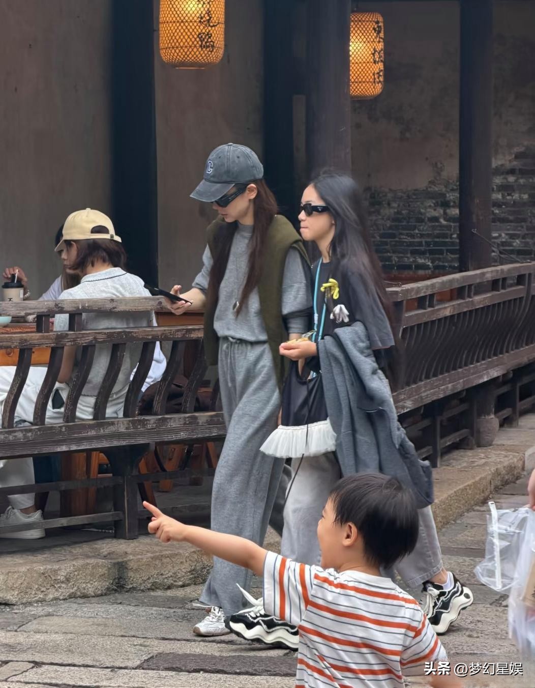 戚薇带着11岁的女儿现身乌镇逛街购物被偶遇！母女俩手挽着手走在古镇街巷，穿搭都很有潮流感，远远看去就像一对时髦姐妹花。
 
女儿完美遗传了戚薇的好底子，颜值出众，身形挺拔，小小年纪气场直接拉满。母女同框氛围感十足，一路悠闲逛古镇，自在又亮眼。