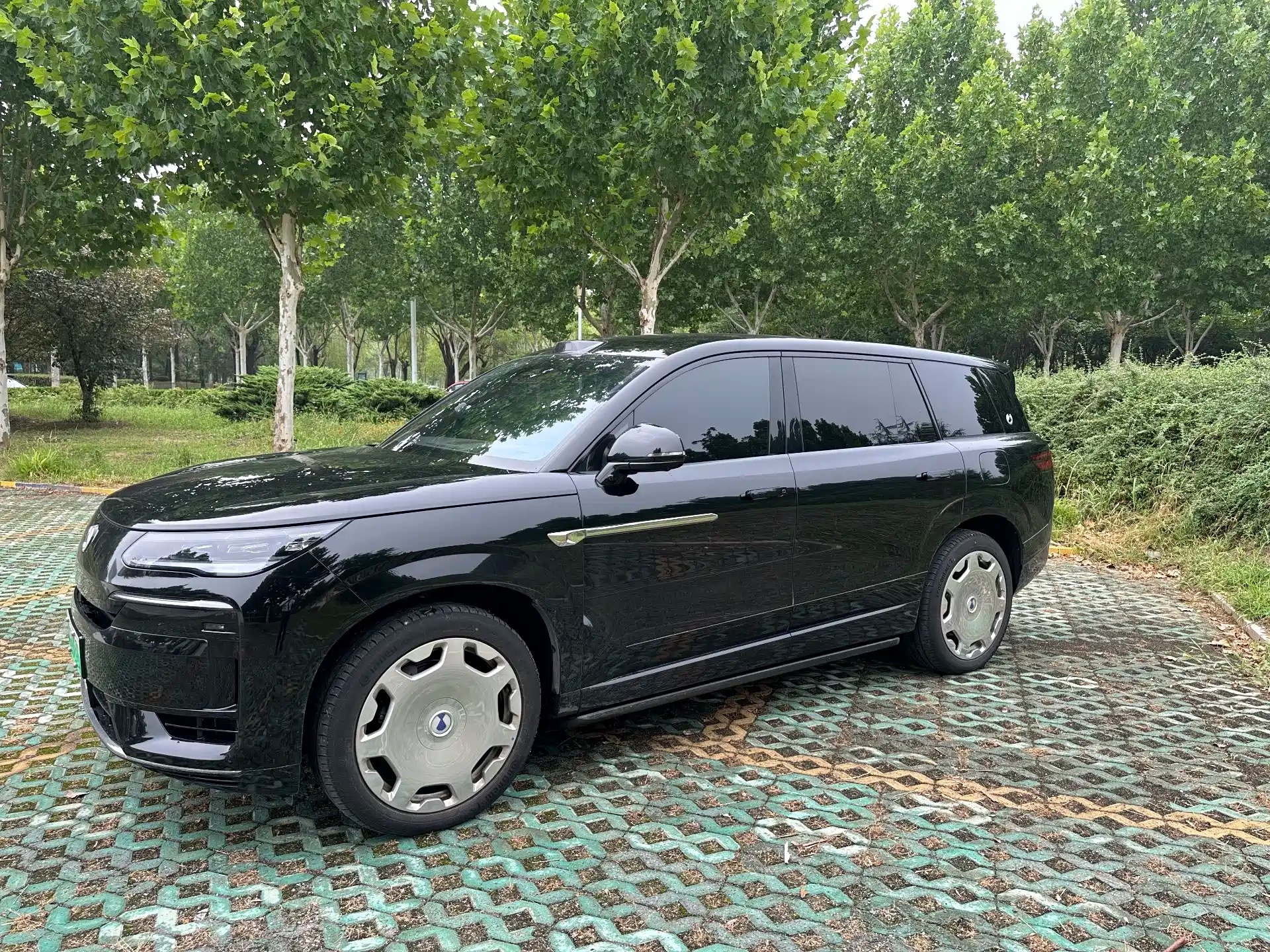 腾势N9纯电版作为腾势的高端旗舰SUV，最近受到不少商务家庭用户关注，在我看来，它把腾势的豪华质感和纯电平台做了很好的融合。

依托比亚迪成熟的三电体系，刀片电池保障底层安全，底盘调校偏向舒适豪华取向，对路面细碎颠簸过滤柔和。车内座舱用料考究，隔音处理到位，坐进去氛围感很强。

很多国产 ​