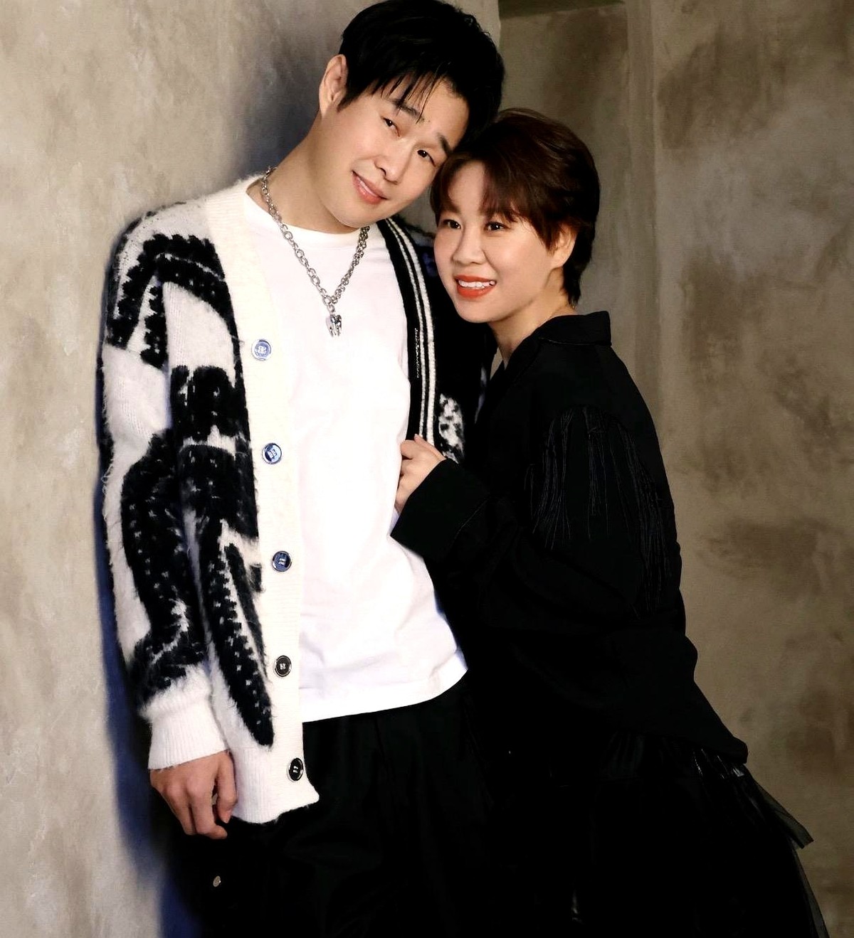 沈春阳当导演拍《什么意思夫妇》，小沈阳也在，亲生女儿沈佳润却连个脸都没露。

不是没档期，也不是嫌演技不行。沈春阳交了底：一家三口全挤在一部电影里，观众看了会烦。

再说沈佳润自己也更喜欢唱歌，每次出的新歌还挺洗脑。这家人分工很明确，父母能唱能说，拍的这部非大制作电影也能打个80分，女儿就在音乐赛道