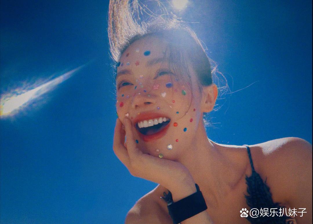 1.金晨没办法继续参加某档综艺，是因为交通事故的事情，毕竟投资方有车企，谁都不愿意背上风险。
2.奚梦瑶在脸上花了很多钱，做的医美项目真是普通人难以接触到的，但调整思路必须是旺夫脸。
3.宋妍霏家里蛮有钱的，所以还比较能玩，朋友很多，她跟易烊千玺没啥关系，但也的确谈了不少男明星。
4.短腿 ​