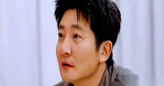 郭京飞带着年轻演员陈靖可，坐在何炅家里直接抹眼泪。
这是一场没有架设摄像机、也没有剧本安排的纯私下局。
节目的弹幕上此刻还在持续滚动着声讨他不懂规矩的评论文字。
大家平时跟人打交道，习惯了客气。不管熟不熟，开口闭口都愿意喊声“老师”。大家觉得这就是人际交往的绝对规矩。
所以当郭京飞在节目里张嘴直呼其