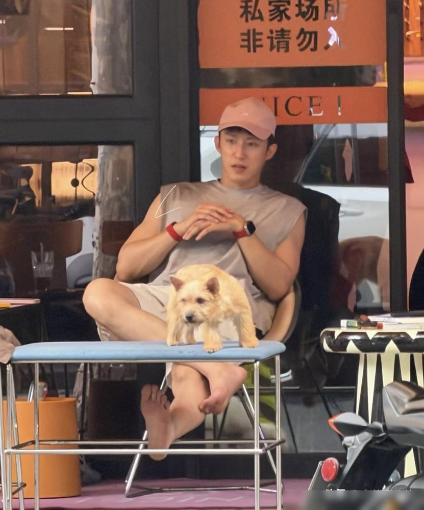 内娱最野的男明星，当街光脚被狗仔拍个正着，连装都懒得装了。
黄景瑜的糙，算是彻底出圈了。别人家偶像被偷拍，全副武装恨不得走红毯。他倒好，光着脚丫子在街上溜达，不修边幅得像个刚下班的包工头。
这哥们的不拘小节，是刻在骨子里的。就在09月26日的米兰时装周，别家艺人提前俩月求爷爷告奶奶借高定，他面对