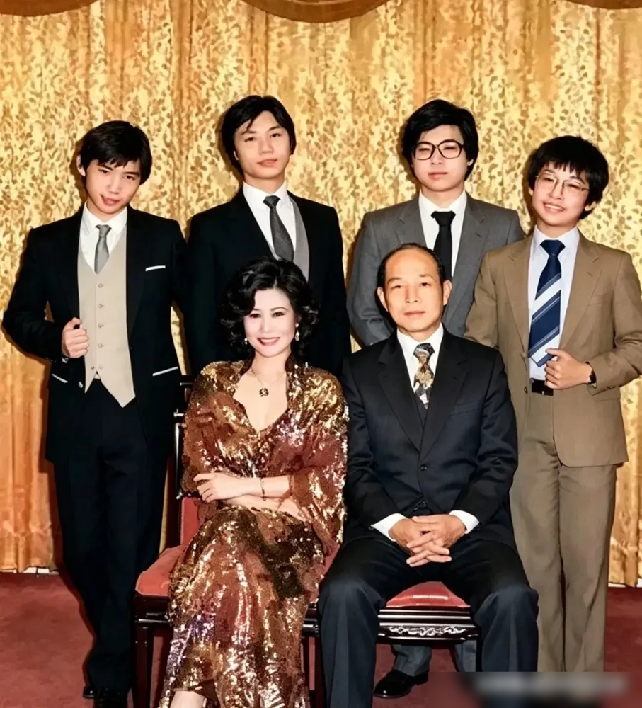 1968年嫁入霍家，外界直到90年代才知道霍英东有个三太太，林淑端。
出身普通家庭，凭一手粤剧小调被霍英东看上。声音温婉，性子不争。嫁进去之后，住独立别墅，四个儿子霍显光、霍显扬、霍显强、霍显旋，全部不碰家族核心产业。
霍家二房三房为家产闹得满城风雨，她这一脉，连名字都很少出现在新闻里。遗嘱写得