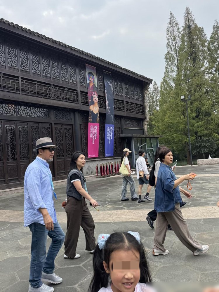 乌镇长街宴上，陈可辛夹起一块红烧肉，吴君如扭头跟黄磊碰杯，张国立邓婕坐一桌，周冬雨缩在角落啃螃蟹。没人聊电影，全在说戏。
今年戏剧节11天，26部戏74场，12个剧场连轴转。黄磊作为发起人，从敲锣到陪客，脚不沾地。胡歌没走红毯，混在人群里看德国那部《野鸭》，散场被游客堵在巷子里合影。
最狠的是青