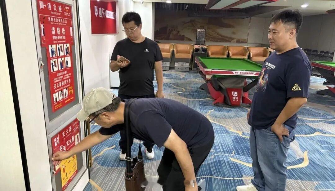 【辛口镇紧盯“小场所”守牢安全底线 织密消防安全防护网】#西青资讯# 为切实消除小微场所安全隐患，筑牢辖区消防安全、燃气安全坚固防线，连日来，辛口镇扎实开展“小单位、小场所”安全隐患专项排查整治行动，整合监管力量、细化工作举措，全方位排查整治各类安全风险，全力守护群众生命财产安全。 ​