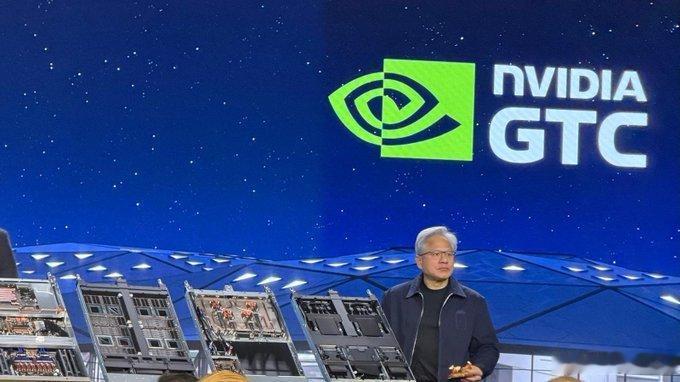 黄仁勋在 Nvidia GTC 上表示，

AI 数据中心转向光网络可能会推动光传输量增加 15 倍。

AI算力不断增加，GPU之间交换的数据越来越多，

传统的铜线在距离、功耗和带宽上明显遇到限制。

因此，行业正在尝试把更多连接从铜线改成光纤，

让光互联进入服务器机柜内部。

可以确信，在未来需要更多的光学 ​